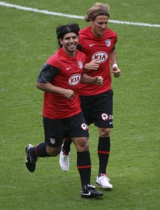 Aguero and Forlan warming up for Atletico